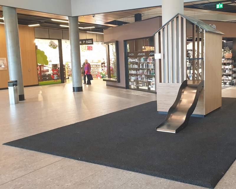 Helstøpt gummidekke som fallunderlag